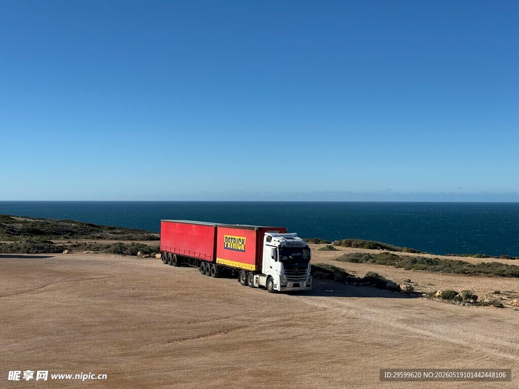 公路旁海畔的货运卡车