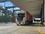仓库中的大型货运卡车