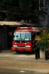 停在户外的红色消防车
