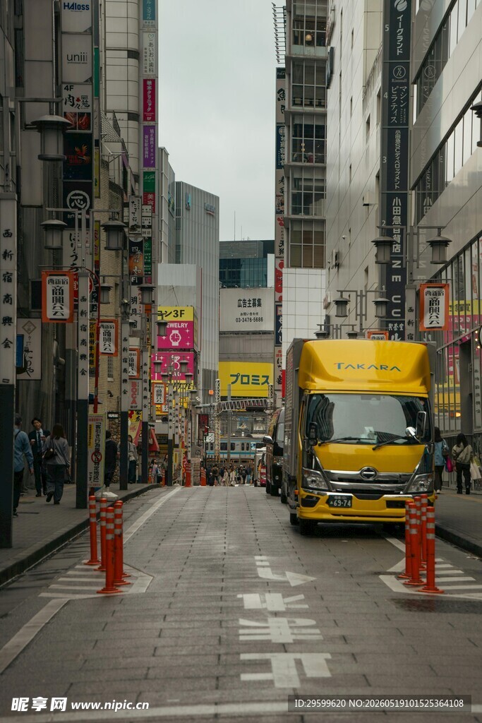 城市街道上的黄色货车