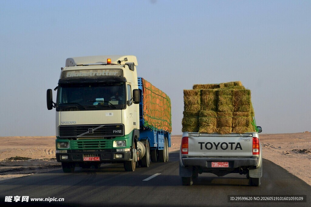 公路上行驶的载货卡车