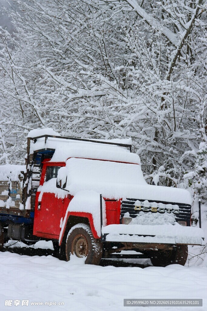 雪天中的红色卡车