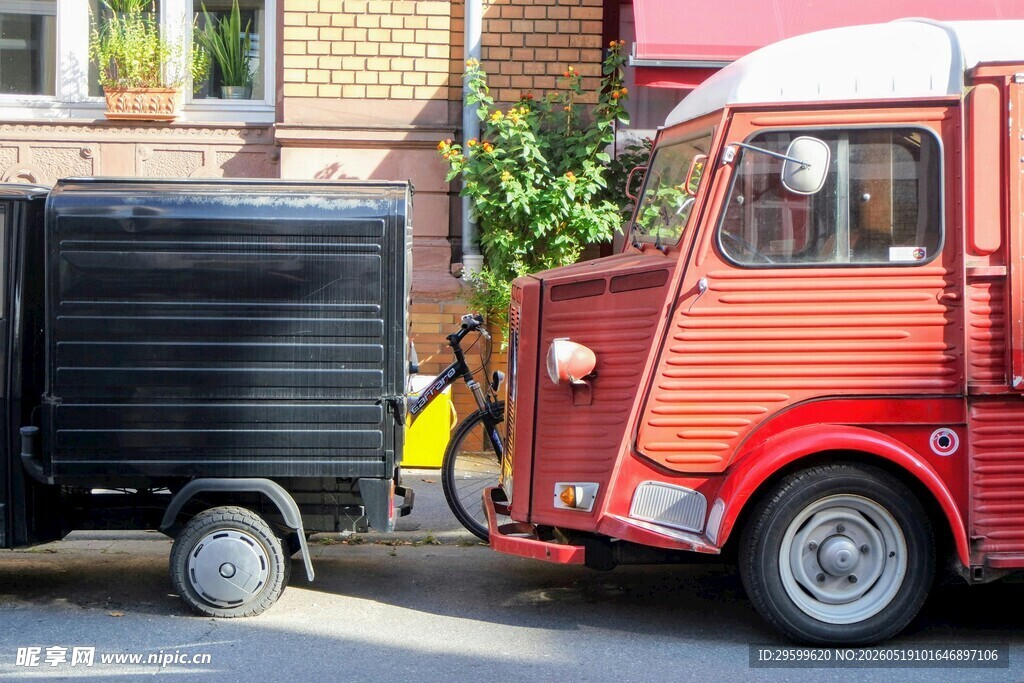 复古红色货车与拖车