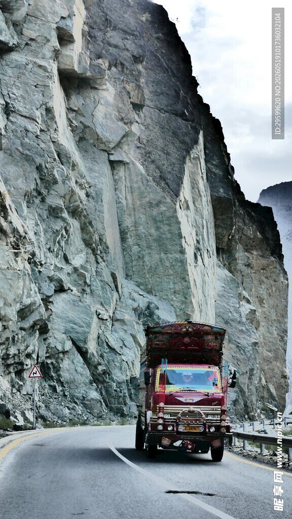 山间公路上行驶的载货卡车