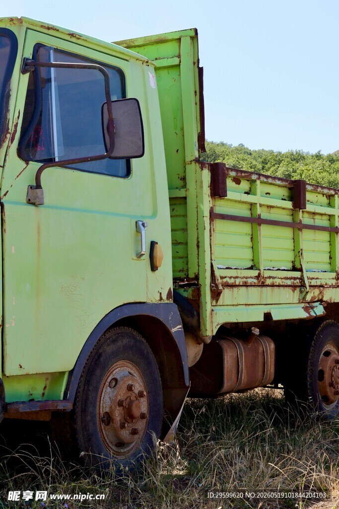 老旧绿色载货卡车