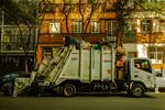 夜间作业的垃圾清运车