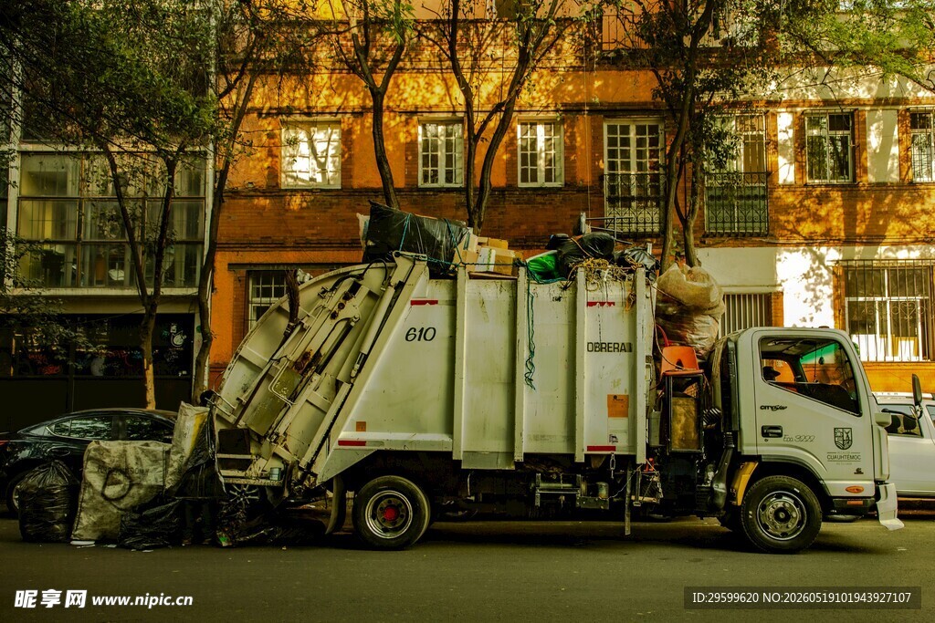 夜间作业的垃圾清运车