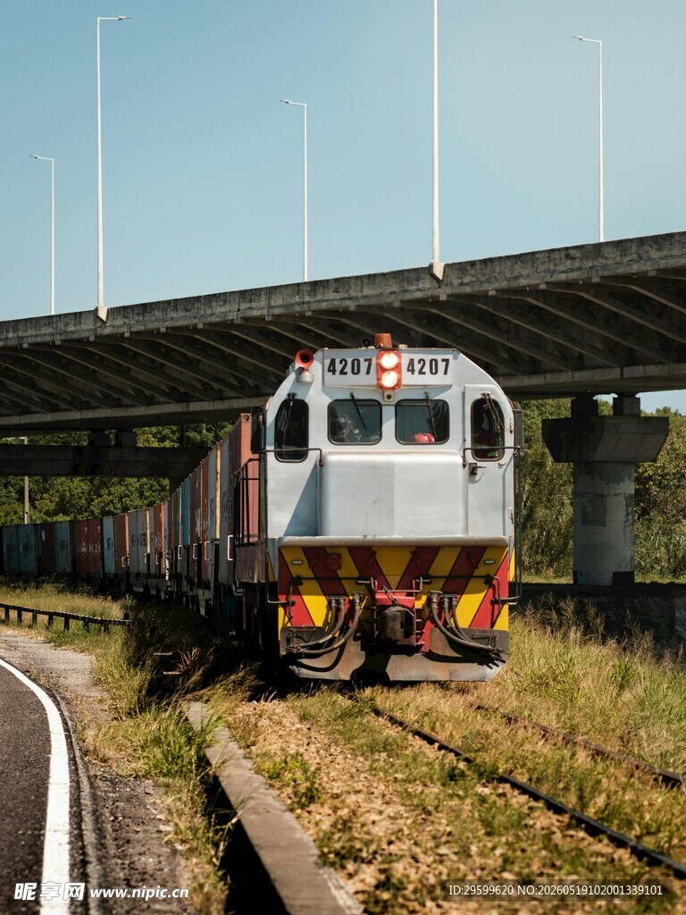 铁轨上行驶的货运火车