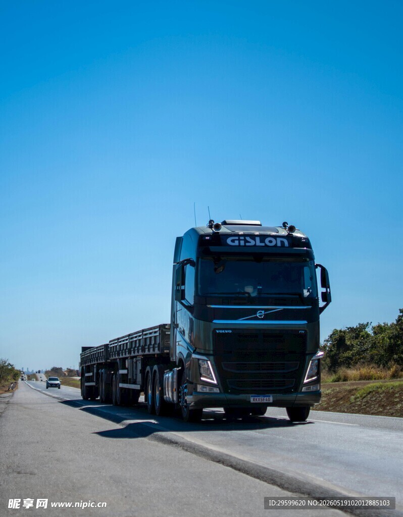 公路上行驶的大型货运卡车