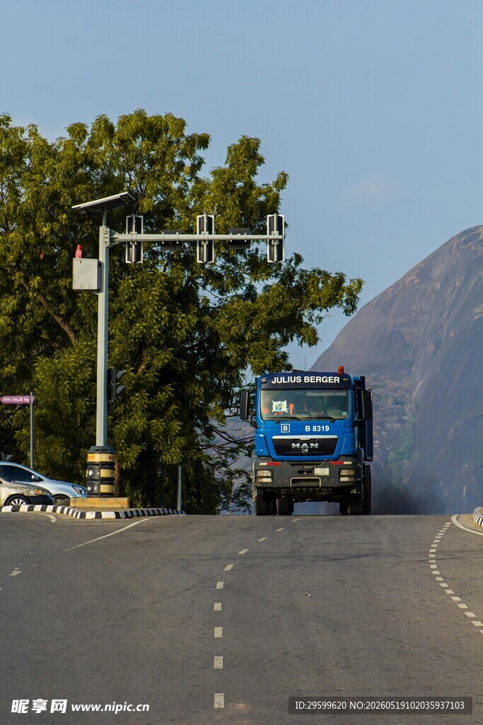 公路上行驶的蓝色货车