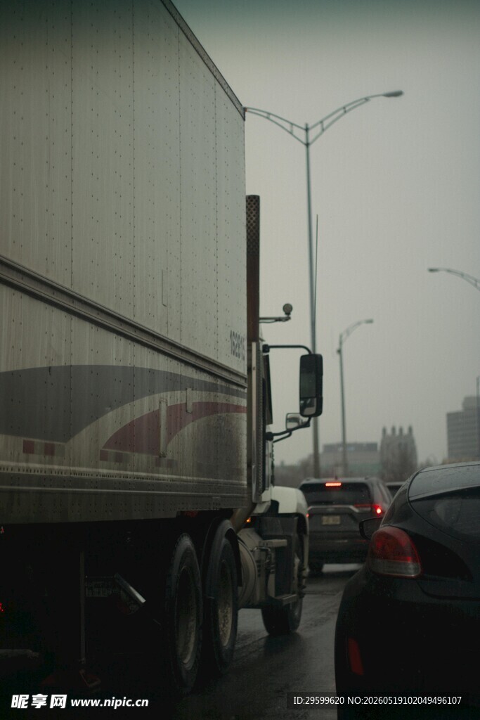 雨天道路上的大货车与轿车