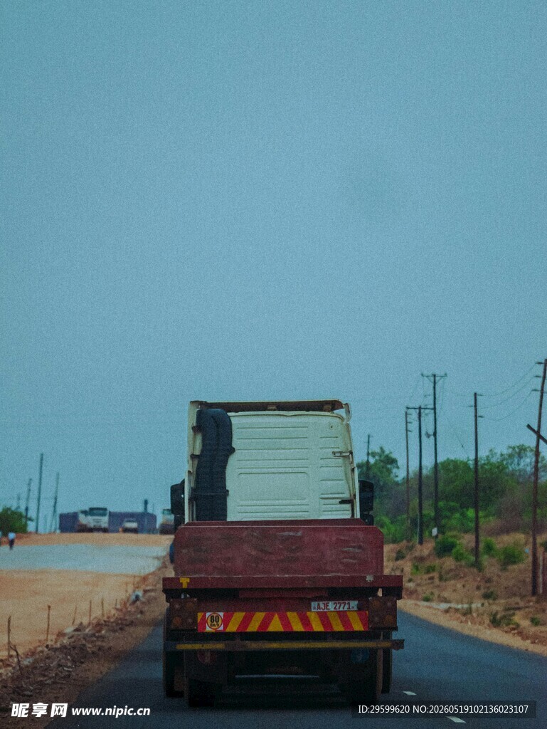 公路上行驶的载货大卡车