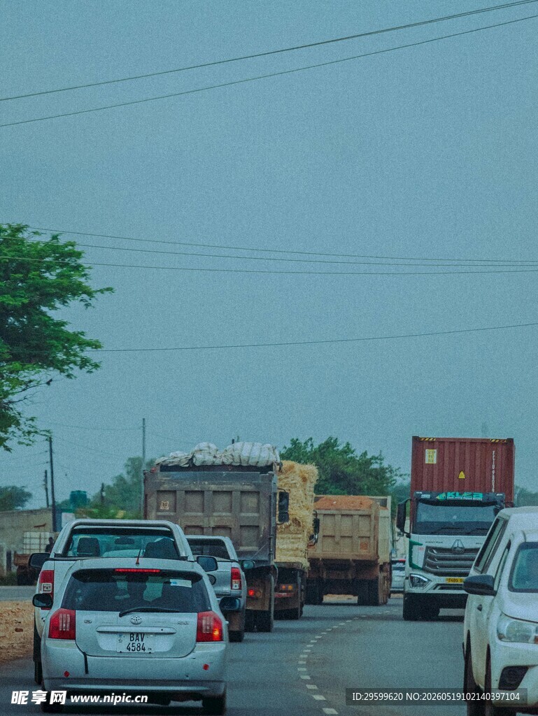 道路拥堵的繁忙交通场景
