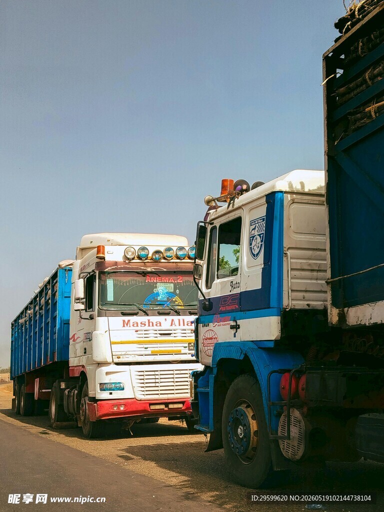 公路上的大型货运卡车