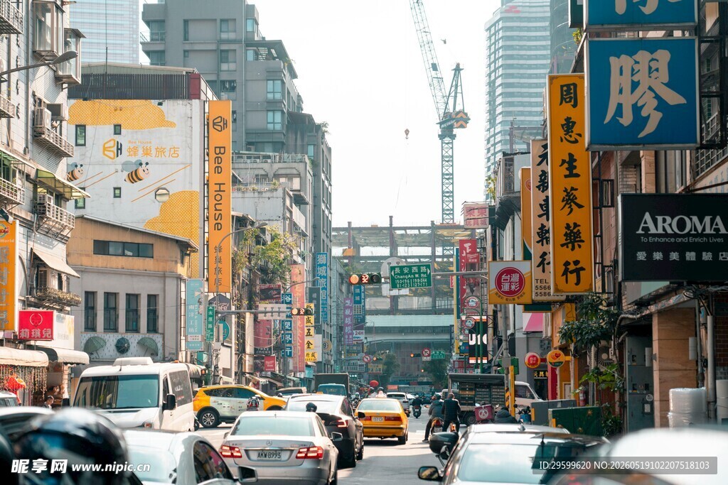 繁忙都市街道景象