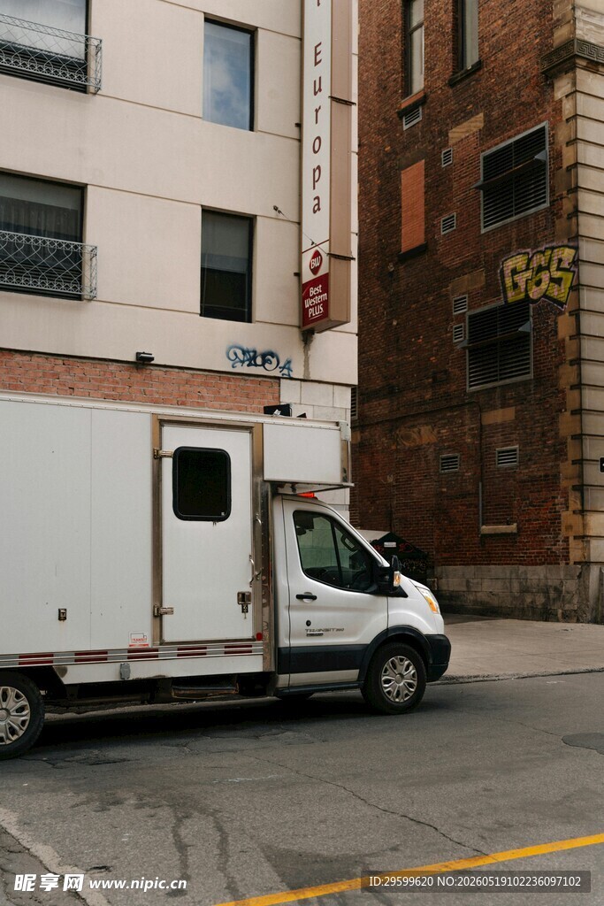 街道旁停靠的白色厢式货车