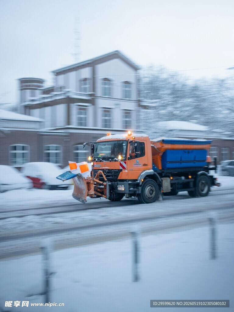 冬日街头的除雪作业车