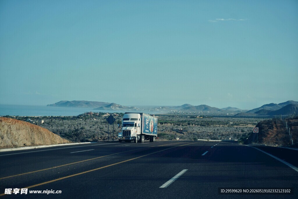 公路上行驶的白色大货车