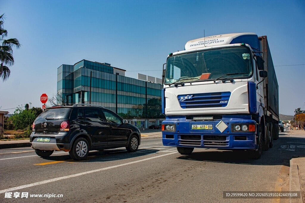 公路上行驶的货车与轿车
