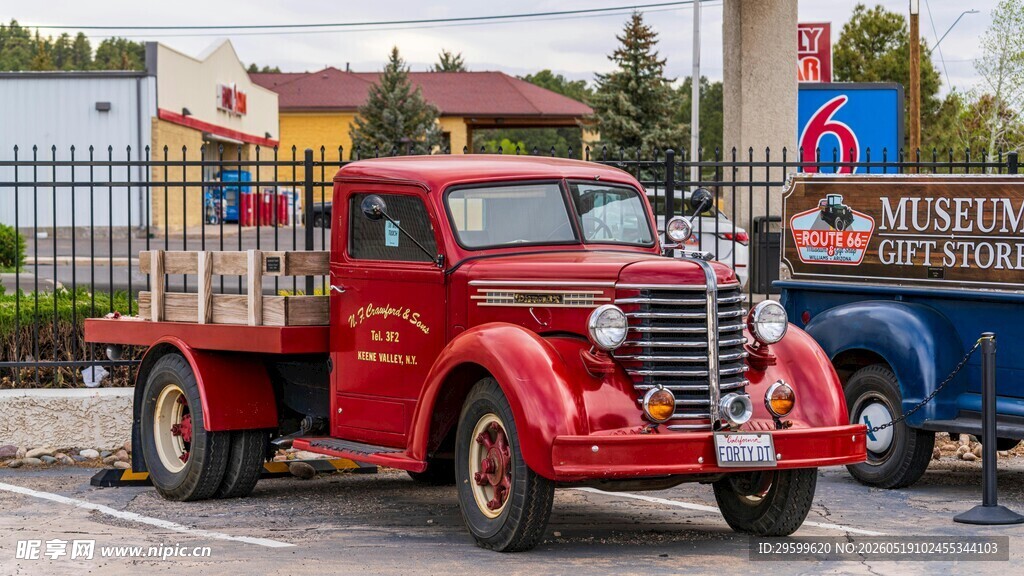 复古红色载货卡车