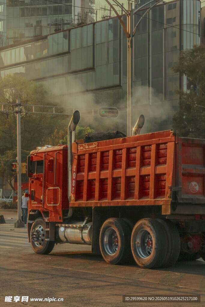 城市中的红色重型自卸卡车
