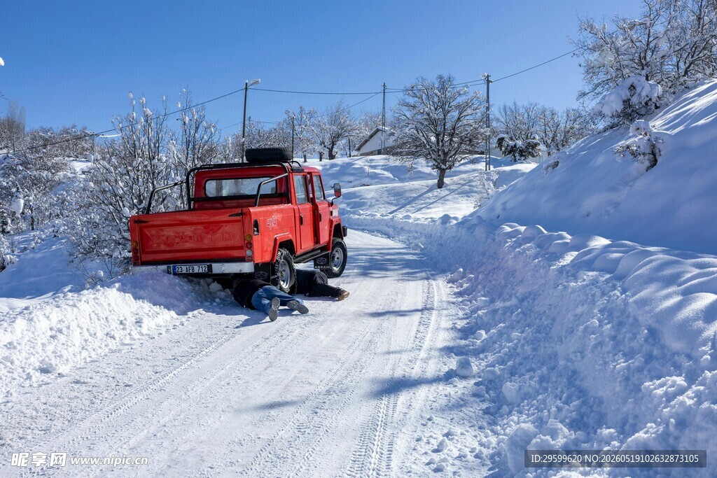雪地中行驶的红色载货卡车