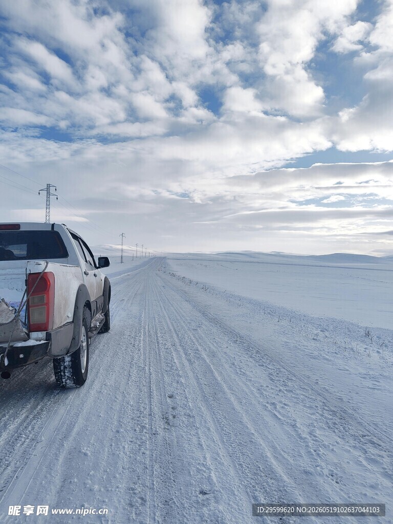 雪地中行驶的车辆