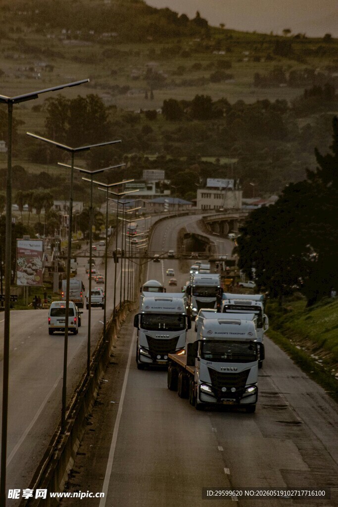 公路上行驶的多辆载货卡车
