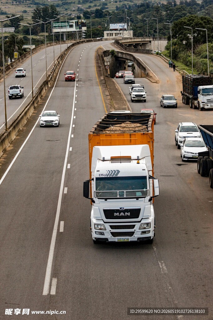 公路上行驶的大型货运卡车