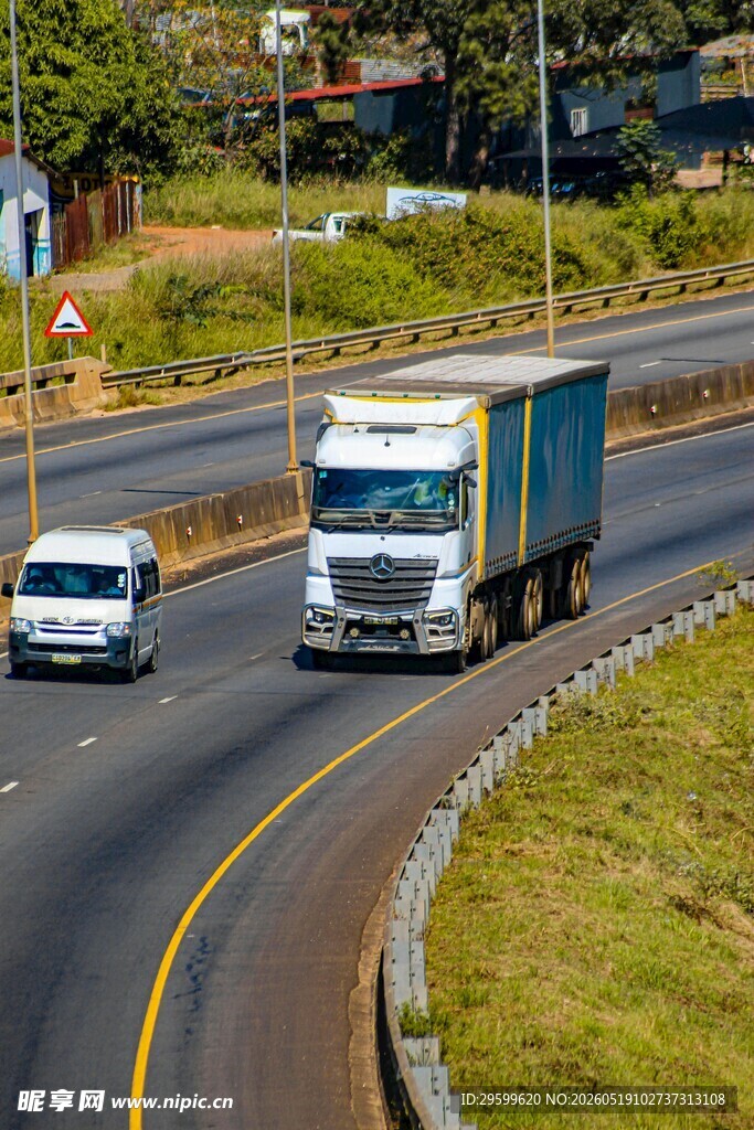公路上行驶的货车与轿车