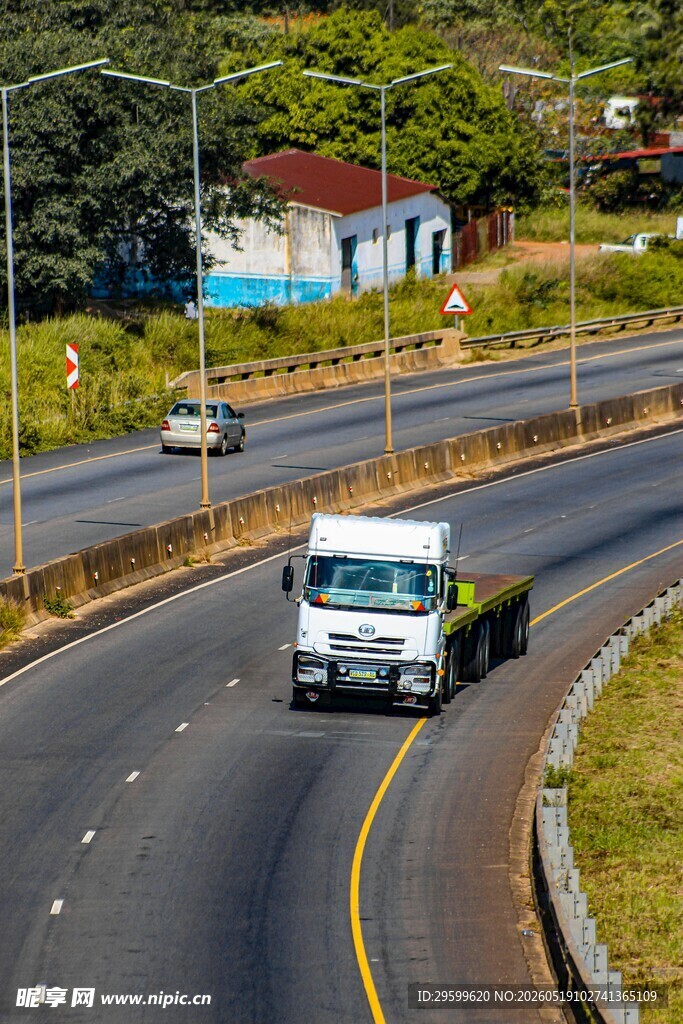 公路上行驶的白色货车