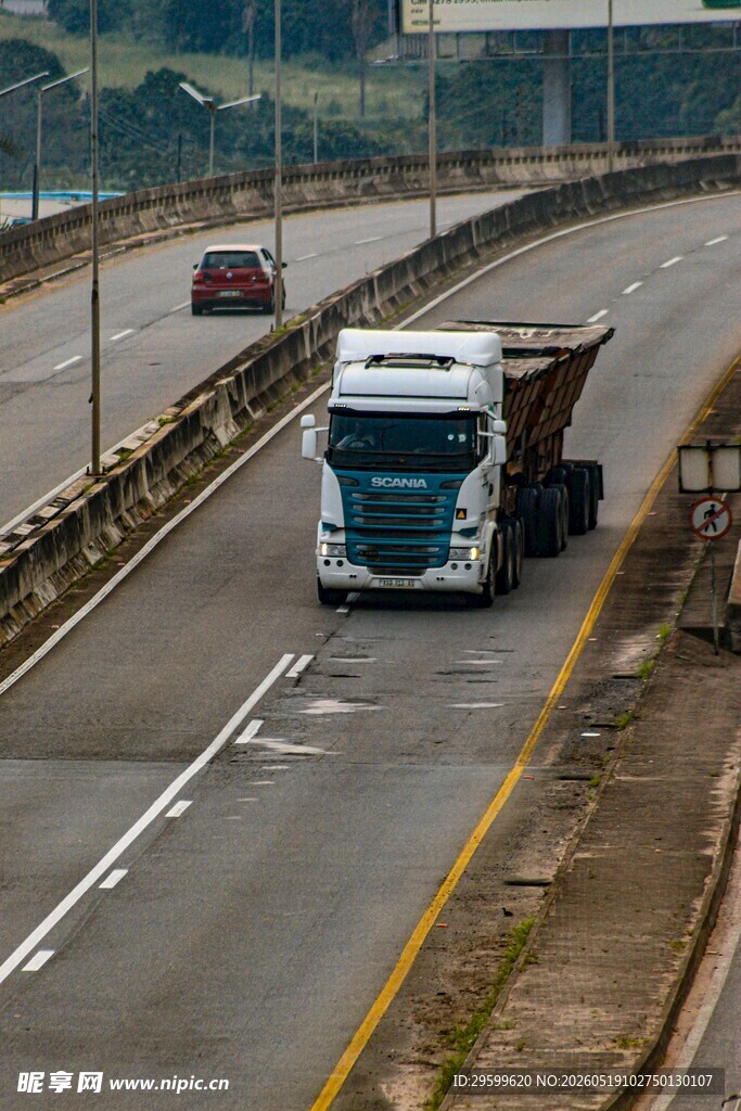 公路上行驶的大型货运卡车