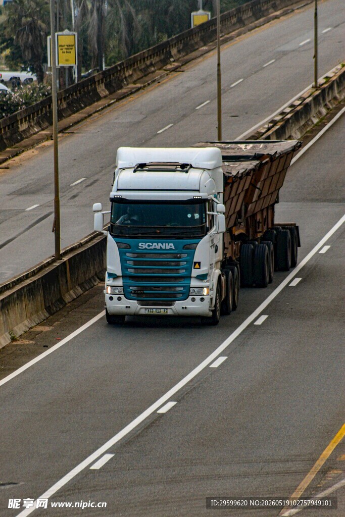 公路上行驶的载货大卡车