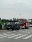 道路上停着多辆车辆