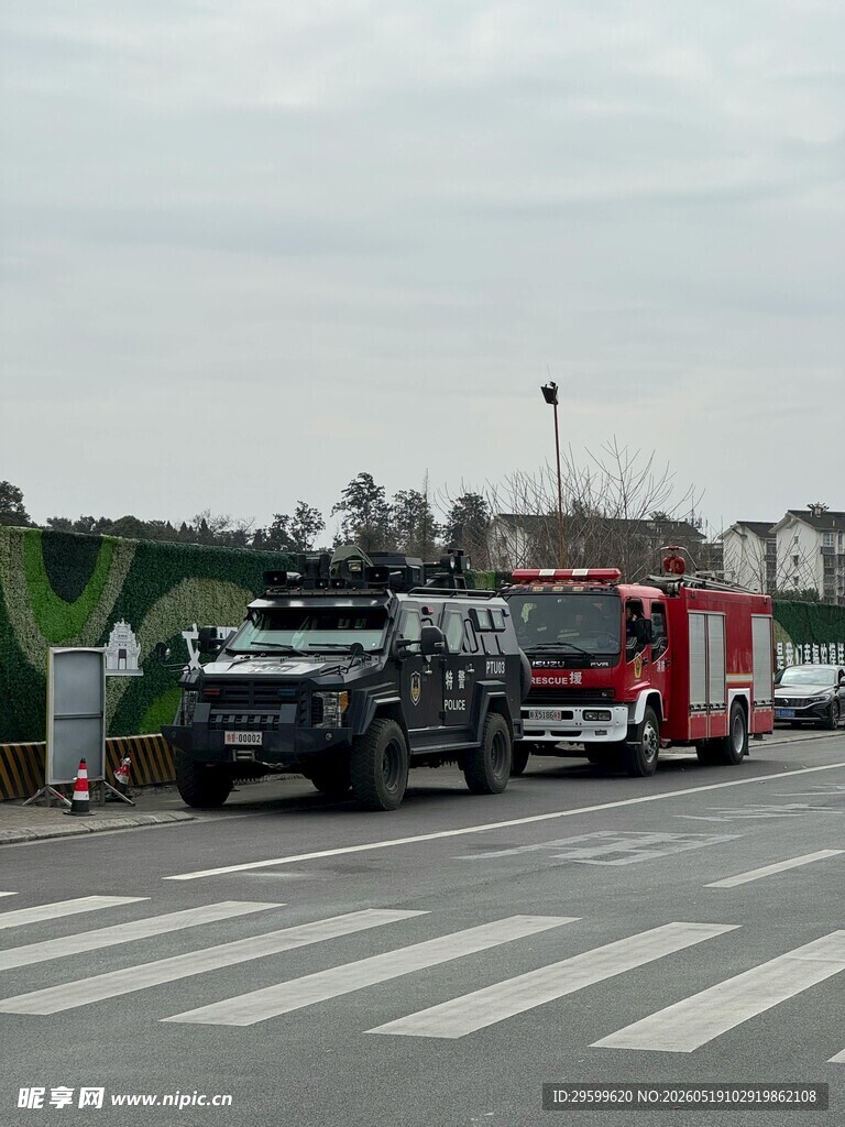 道路上停着多辆车辆