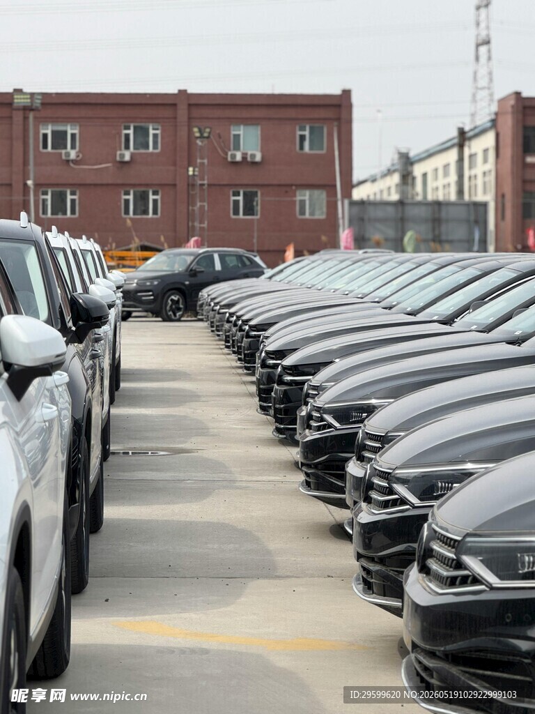 停车场内整齐排列的汽车