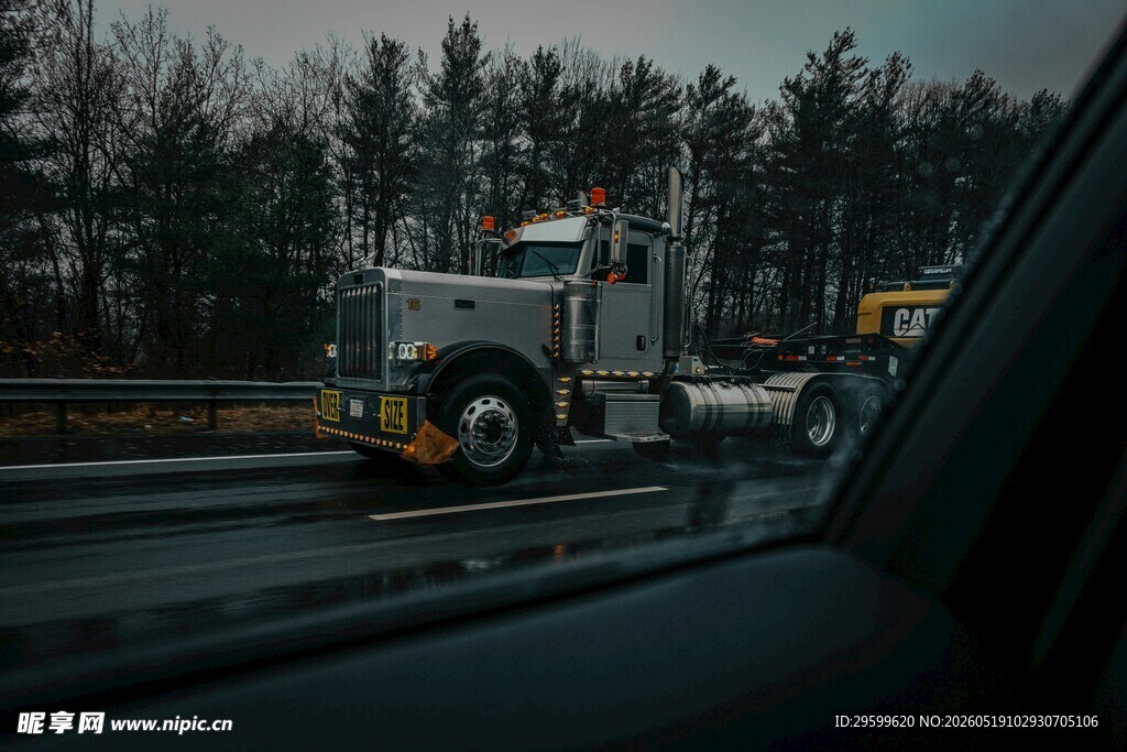 公路上行驶的大型货运卡车