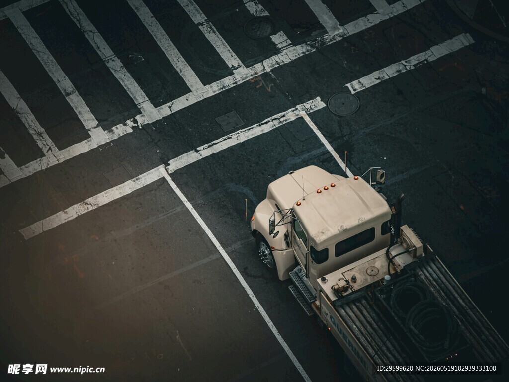 夜间公路上行驶的一辆卡车