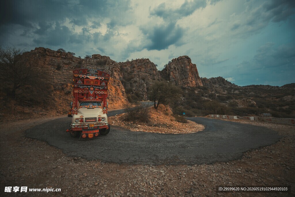 公路上的复古巴士与远山