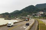 公路上行驶的多辆汽车