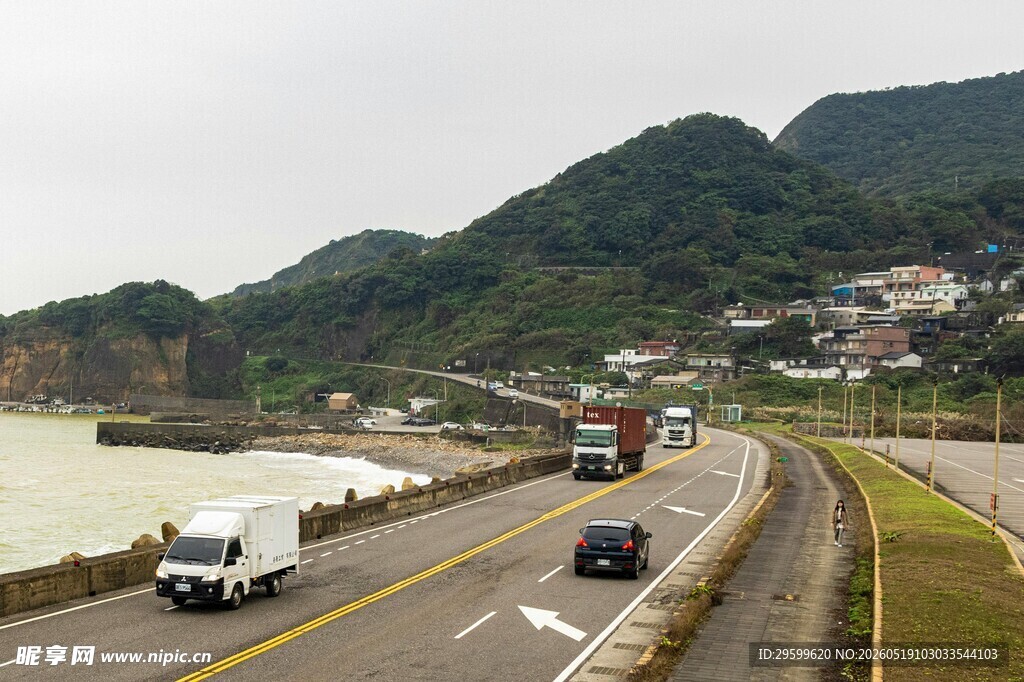 公路上行驶的多辆汽车