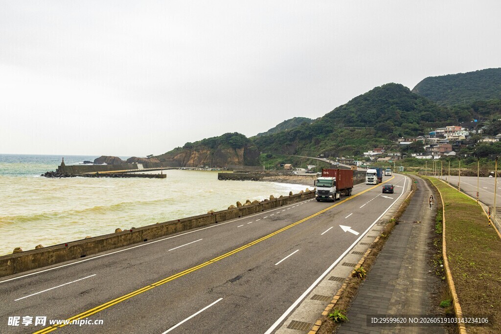 沿海公路上的行驶车辆