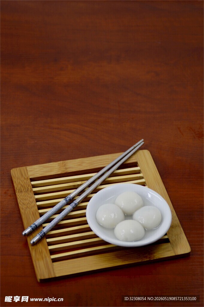 竹垫上的饺子与筷子