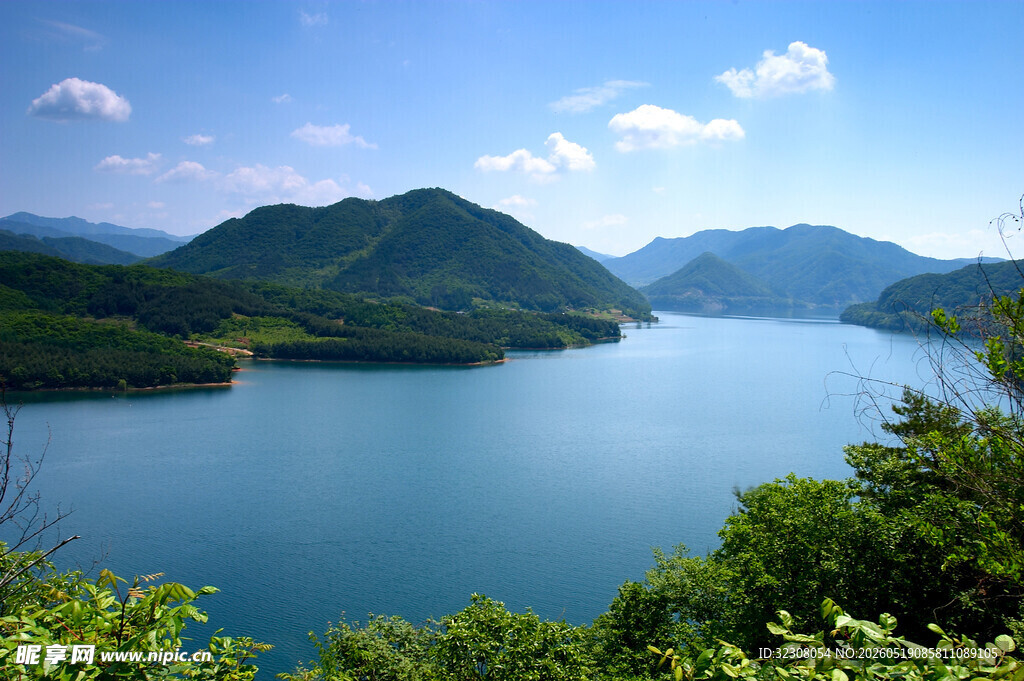 秀丽山水间的静谧湖泊