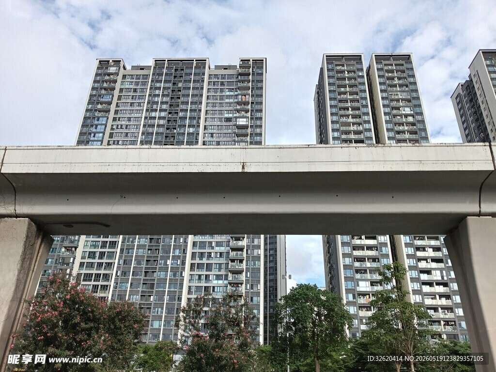 城市高层住宅与天桥景观