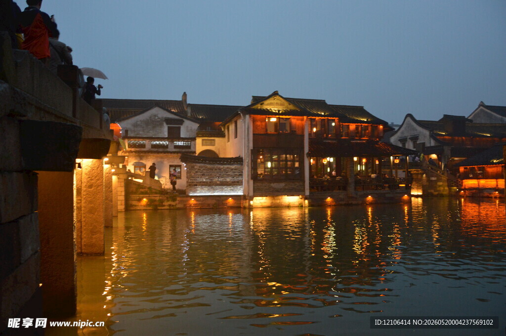 水乡夜景古建灯火映河面