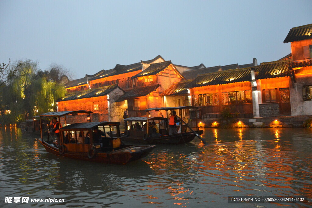 江南水乡夜景中的游船