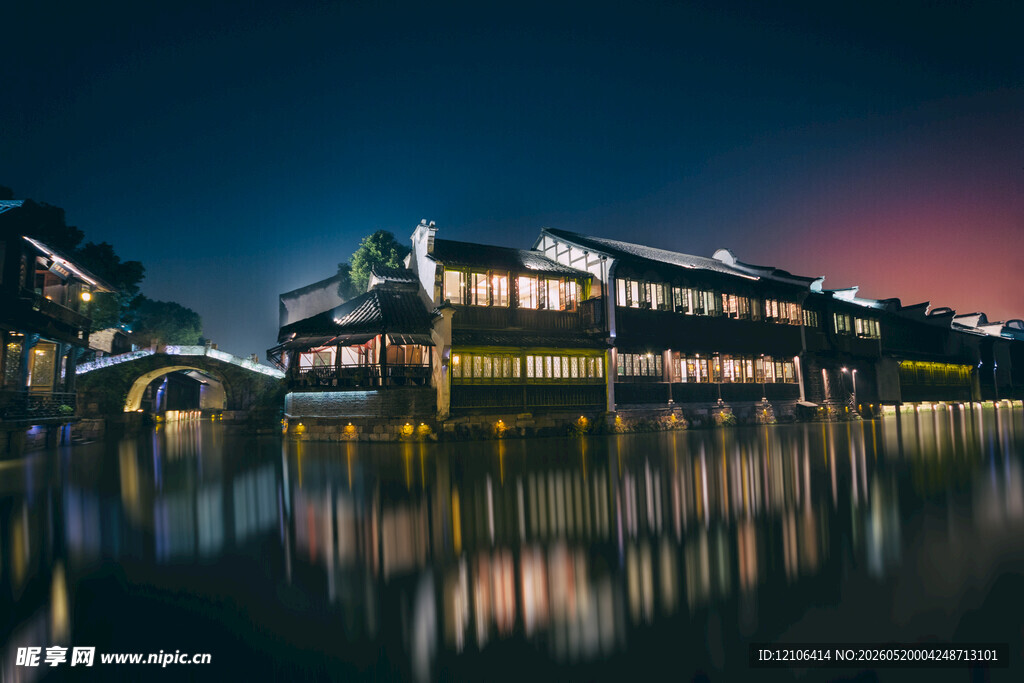 江南水乡夜景灯火映碧波