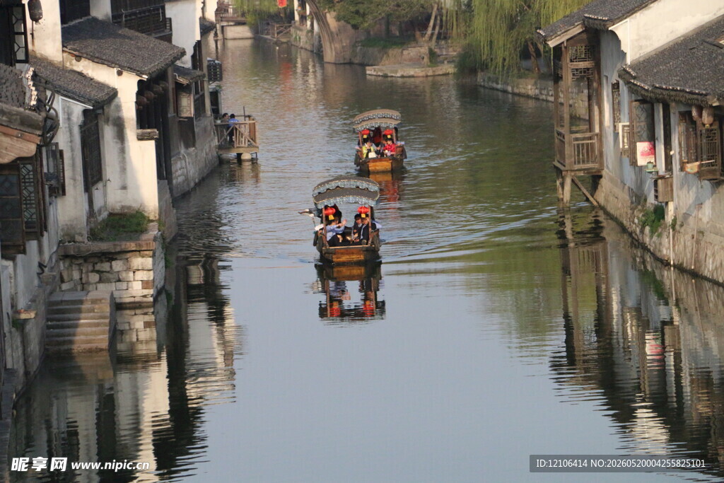江南水乡小船悠悠画面