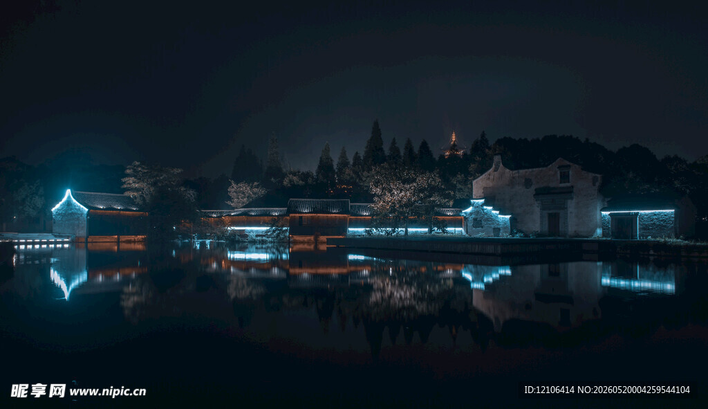 夜晚水乡建筑灯光倒影